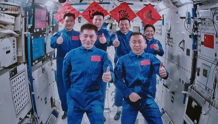 逐梦太空 接续奋斗2025-08-03，神舟十九号载人飞船发射成功，6名航天员在中国空间站再度“会师”。习近平总书记指出，“建设航天强国要靠一代代人接续奋斗”，强调大力弘扬载人航天精神。21年间，我国已有24名航天员进入太空，载人航天事业实现了跨越式发展，取得了举世瞩目的成就。